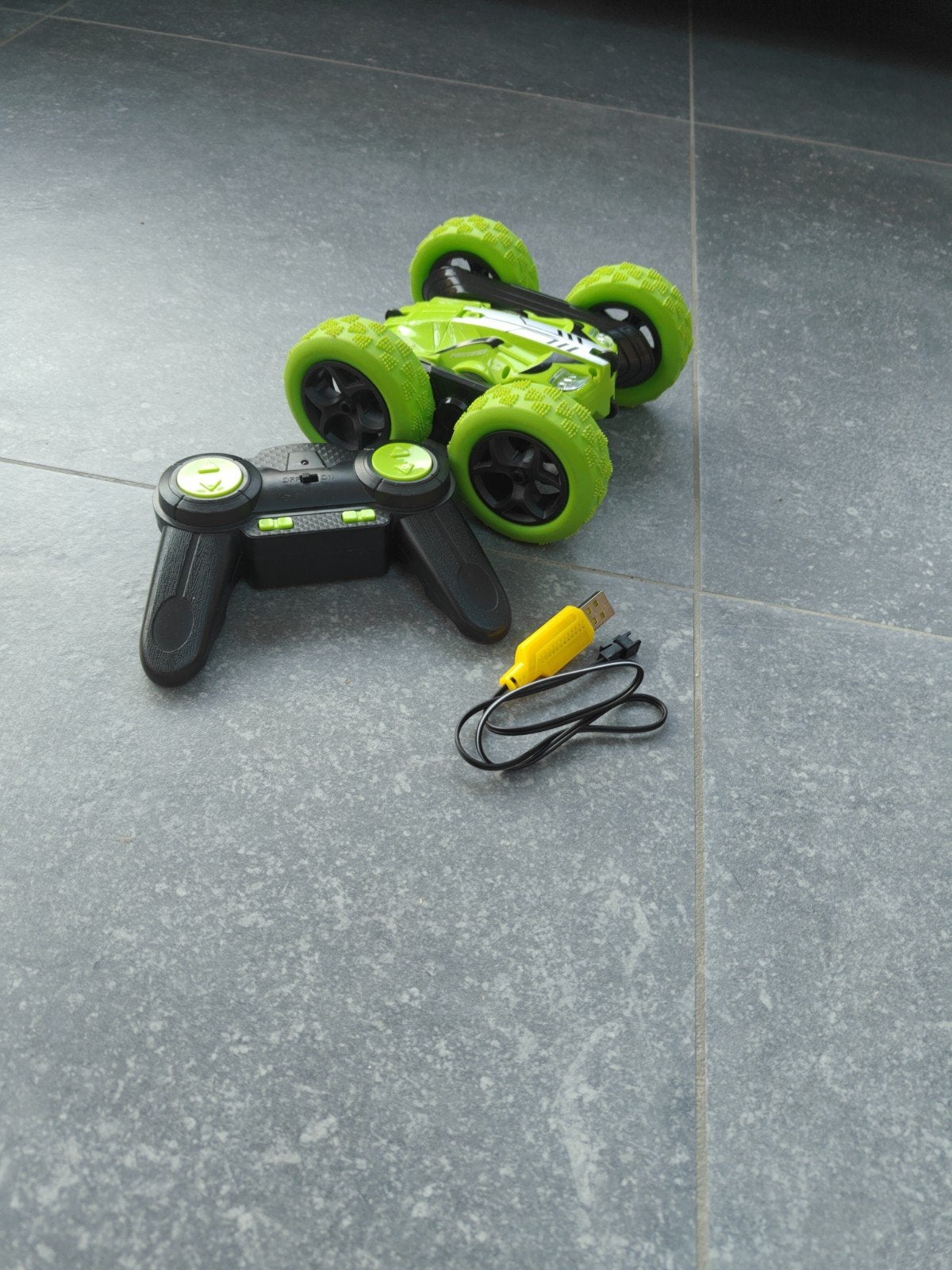 Bestuurbare auto Stunt Car Double Groen oplaadbaar, Kinderen en Baby's, Ophalen, Afstandsbediening