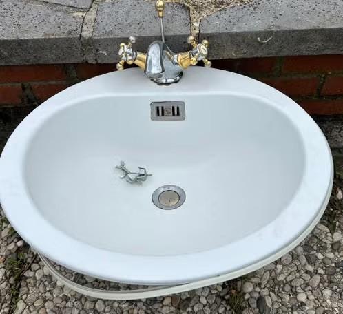 Wastafel in de badkamer + mengkraan met verzegelde, Doe-het-zelf en Bouw, Ophalen, Gebruikt, Kraan