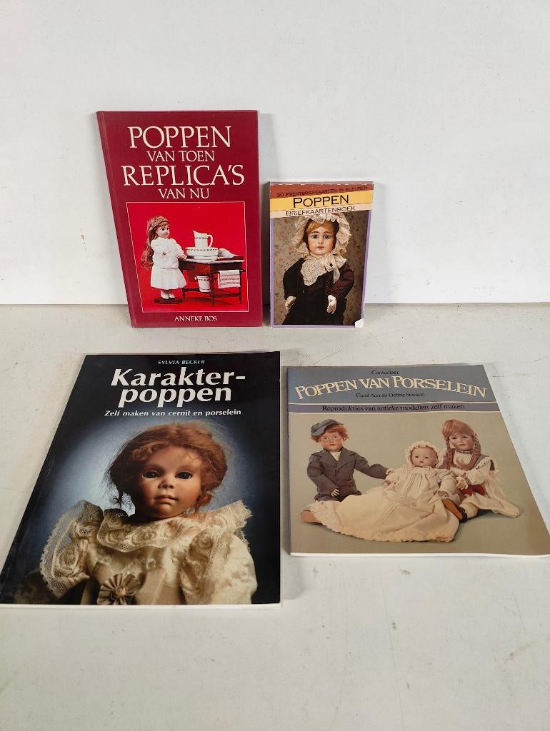 Lot boeken over (porselein) poppen, Boeken, Ophalen of Verzenden, Gelezen