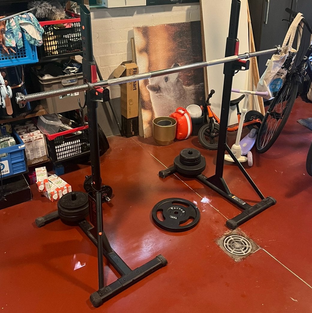 Halter set: bar + 2 verstelbare benchsteunen + schijven 60kg, Sport en Fitness, Fitnessmaterialen, Ophalen, Zo goed als nieuw