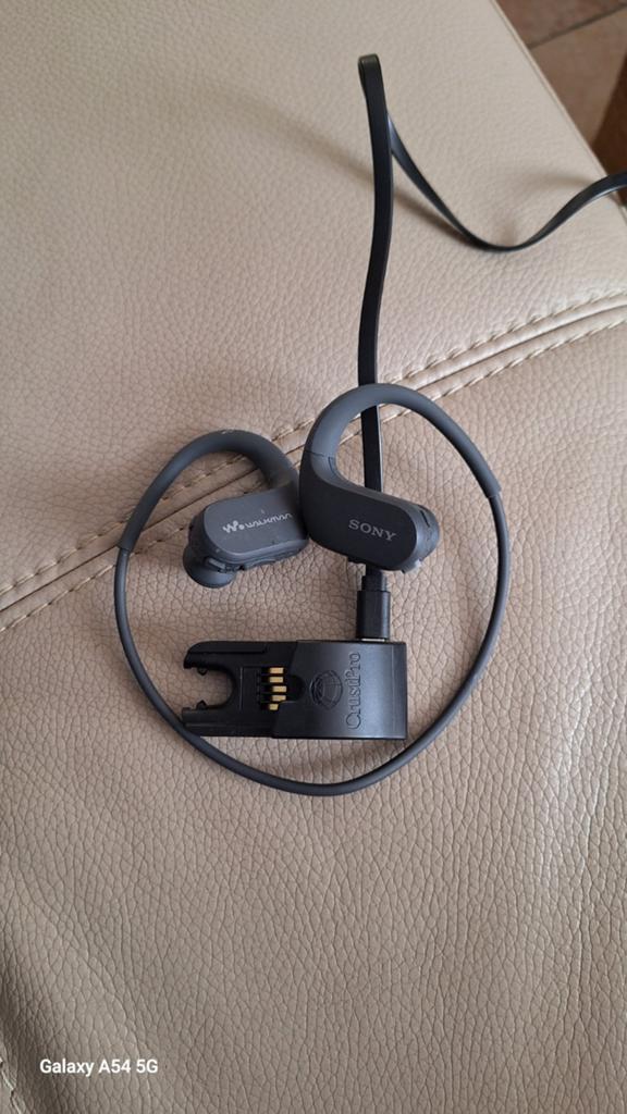 Sony sportoortelefoon met oplaadstation, mp3-weergave, Zwart, Actieve ruisonderdrukking, Ophalen of Verzenden, Zo goed als nieuw