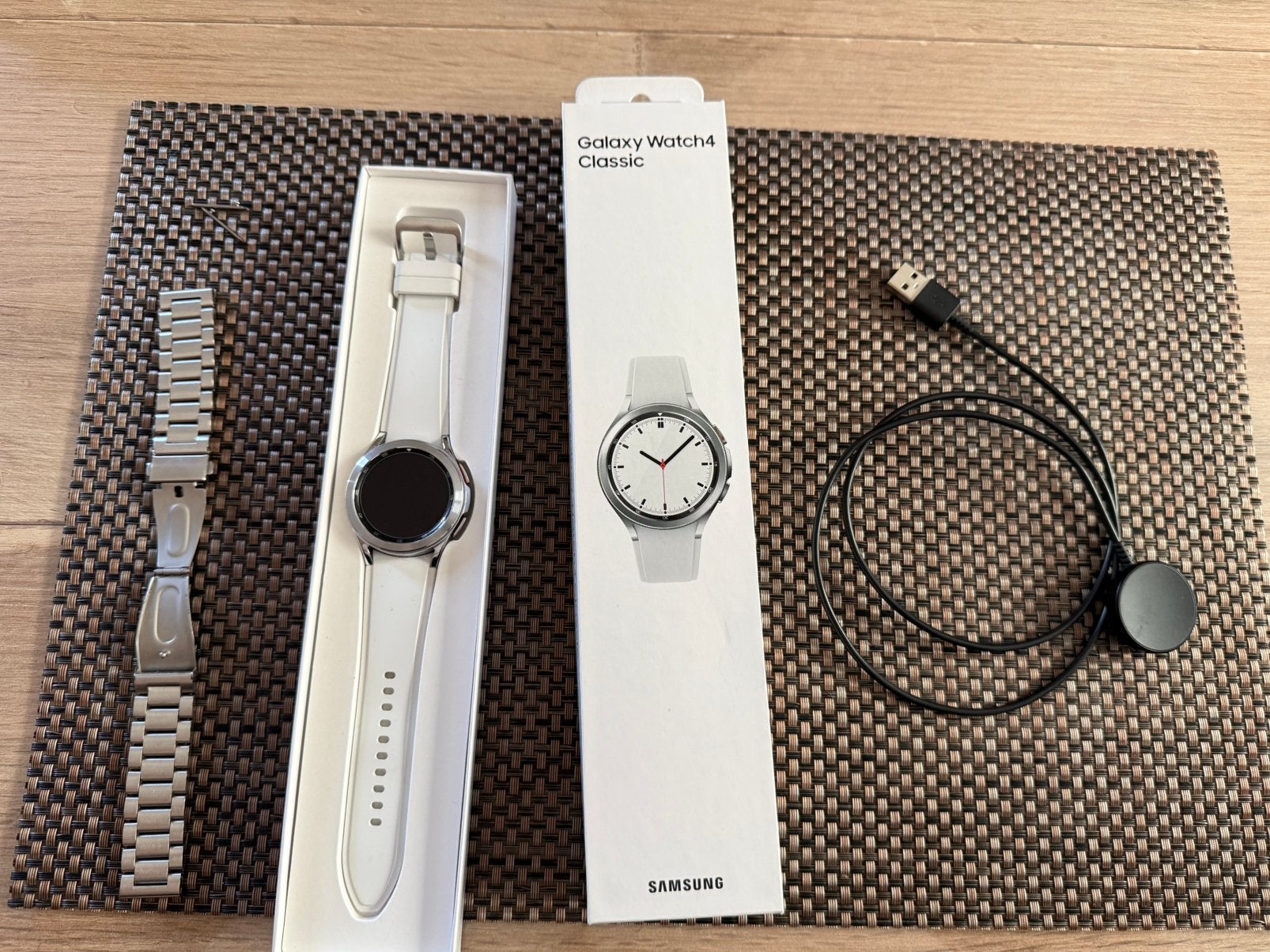 Galaxy watch 4 classic 42 mm (boite, chargeur et 2e cordon), Ophalen, Conditie, Zo goed als nieuw, Android
