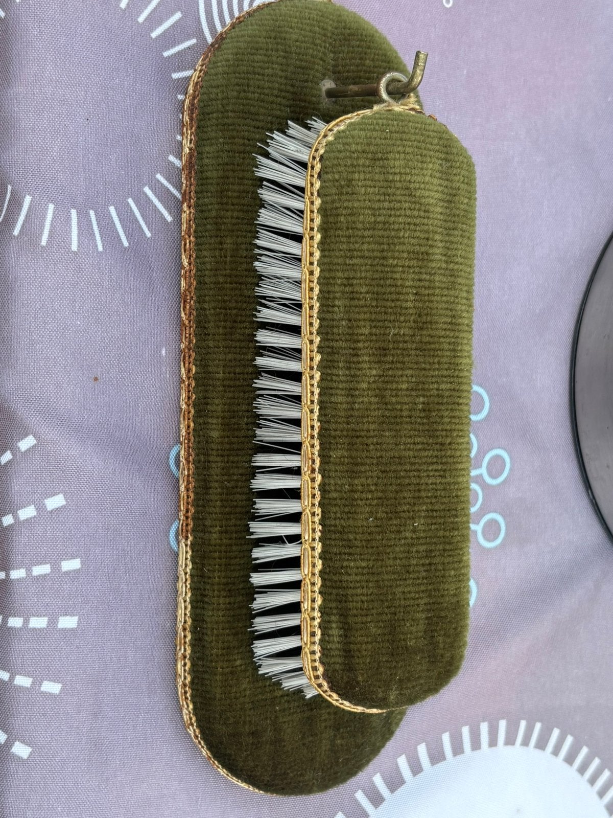 Brosse à vêtements vintage, Enlèvement