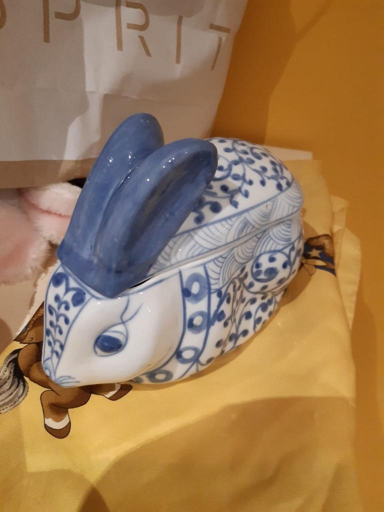 Boîte lapin "Peint main" - porcelaine made in China, Antiquités & Art, Enlèvement ou Envoi
