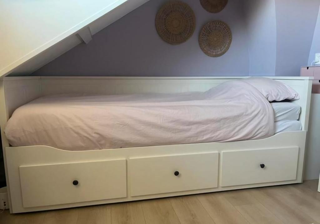 IKEA Hemnes uitschuifbaar ladebed + matrassen afwasbare hoes, Enlèvement ou Envoi