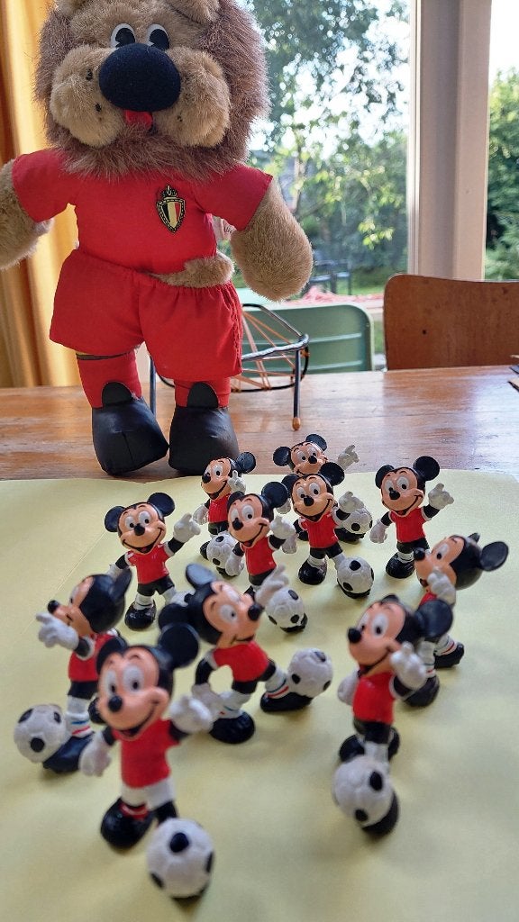 Team van 11 Mickey-voetballers met rode truien, Ophalen of Verzenden, Zo goed als nieuw, Beeldje of Poppetje