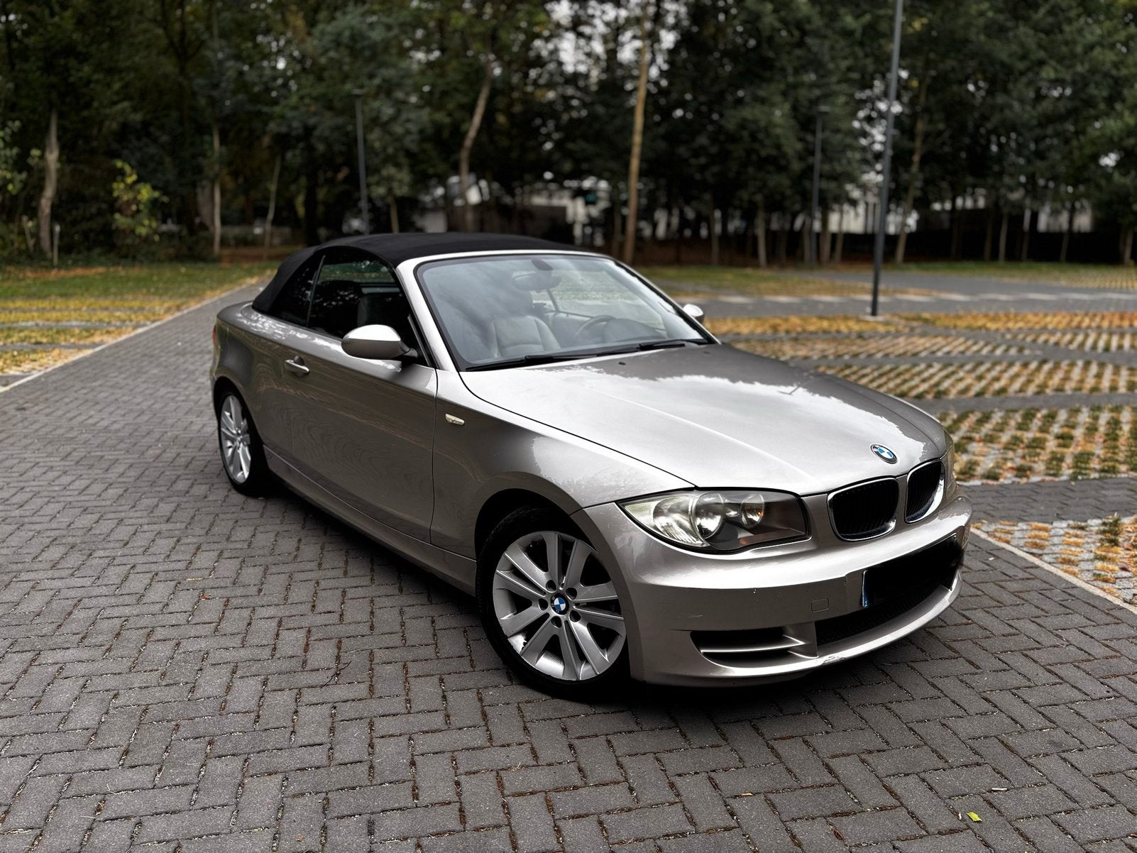 BMW E88 118i Cabriolet ~ EURO4 ~ 2.0 ~ benzine ~143pk, Auto's, Beige, 4 cilinders, Cabriolet, Beige