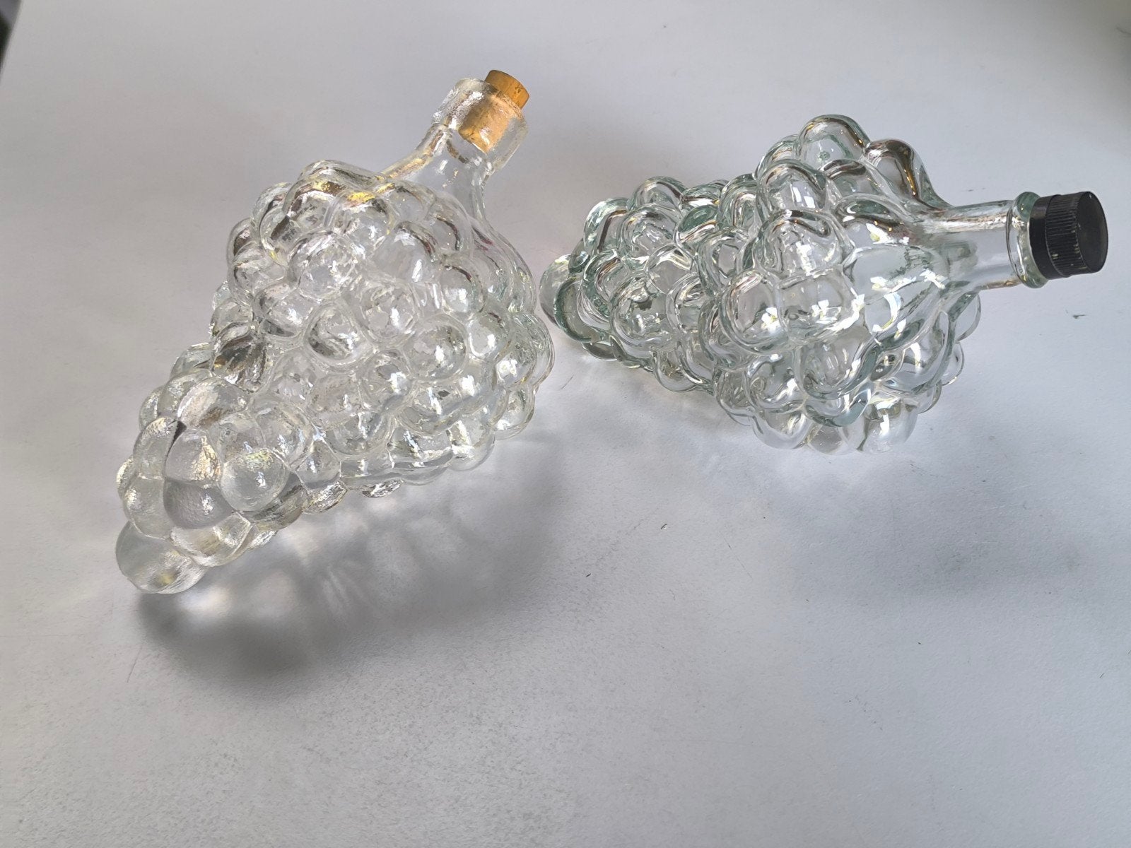 2 vintage glazen karaffen, vorm druiventros, Ophalen of Verzenden