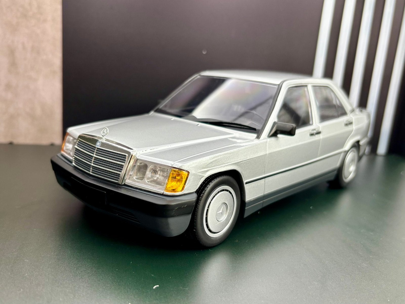 1:18 Mercedes benz 190e ( w201 ) 1982 - MINICHAMPS, Hobby en Vrije tijd, Ophalen of Verzenden, Zo goed als nieuw, MiniChamps