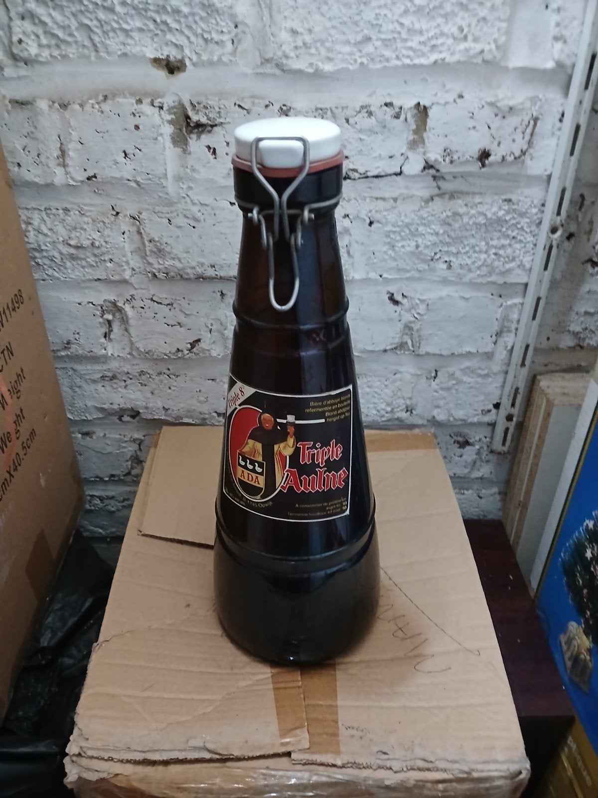 Ancienne bouteille de bière, Enlèvement