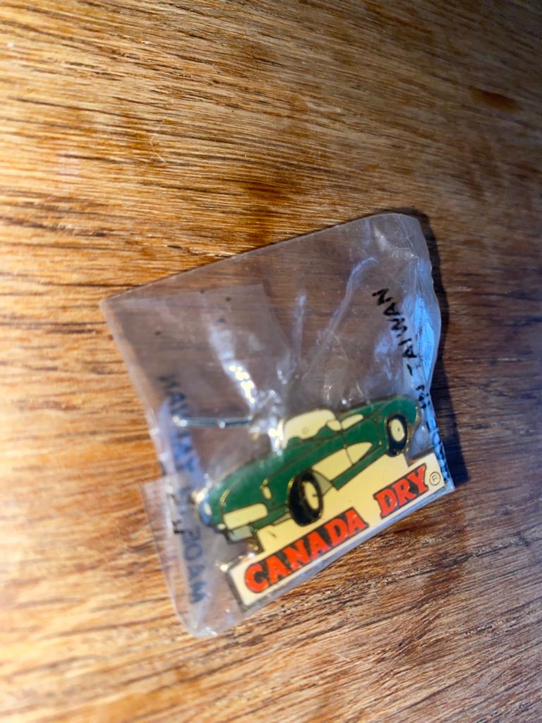 Pin’s Canada Dry Chevrolet Corvette 50's neuf emballé, Envoi, Neuf, Autres types