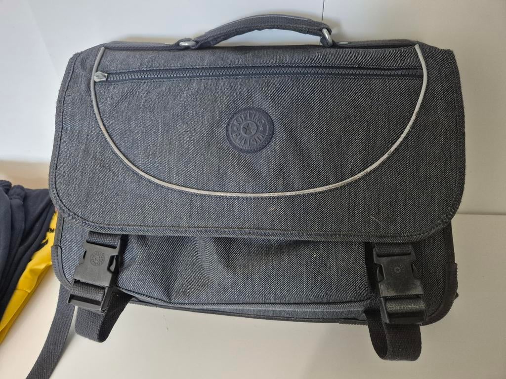 Kipling boekentas, Ophalen