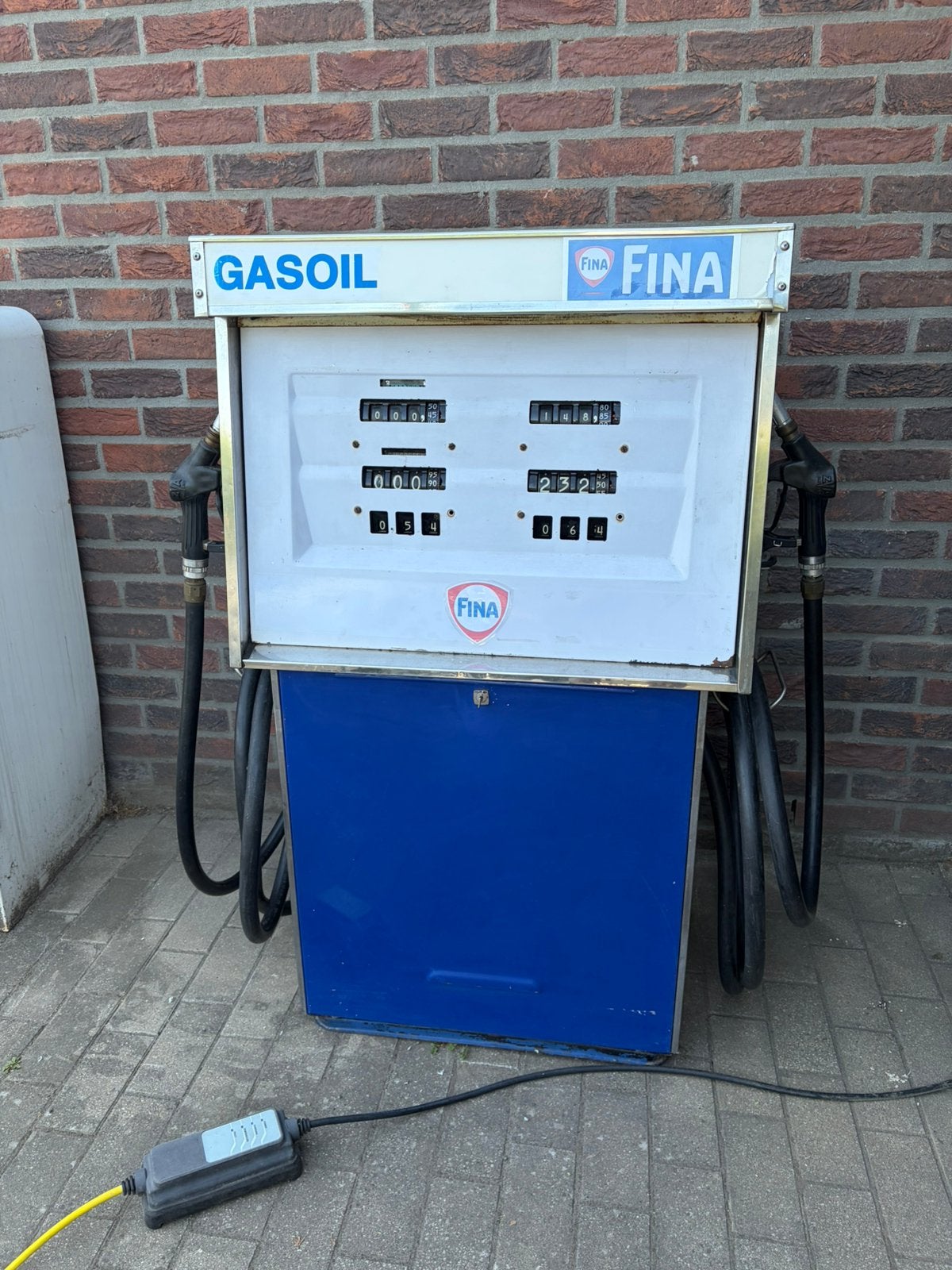 dubbele benzinepomp fina