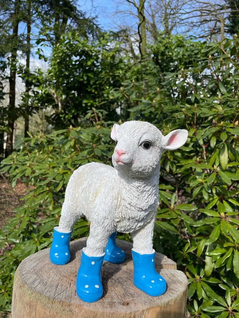 Lammetje laarsjes, babykamer Blauw 30cm, Tuin en Terras, Tuinbeelden, Nieuw, Dierenbeeld, Kunststof, Ophalen of Verzenden