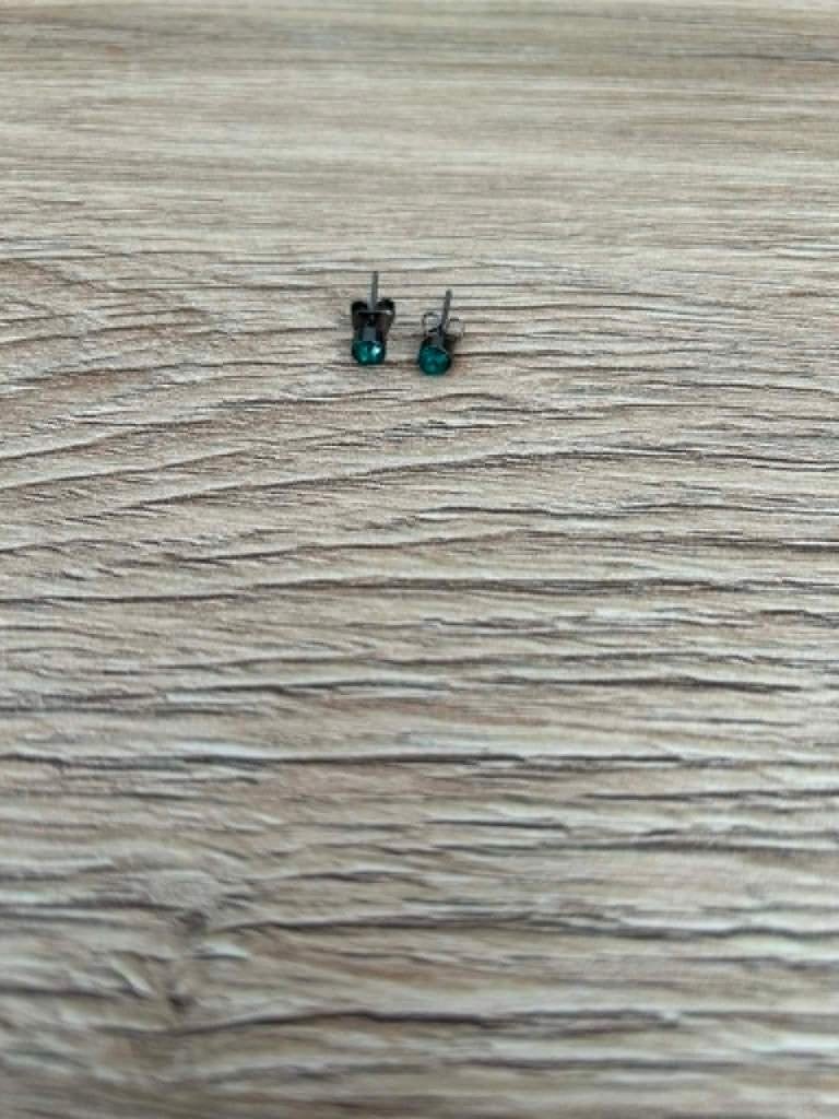 Boucle d’oreille avec petite perle émeraude, Bijoux, Sacs & Beauté, Boucles d'oreilles, Enlèvement, Comme neuf, Bleu, Puces ou Clous