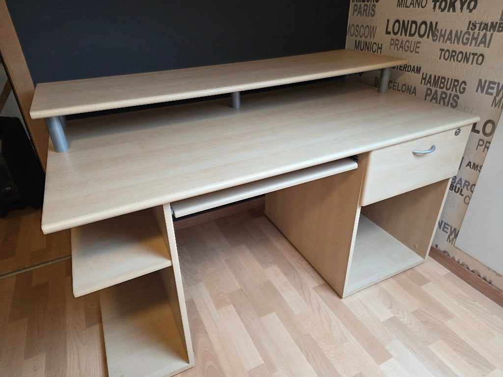 Bureau / computertafel 144 x 76cm (hoogte 74cm), Huis en Inrichting, Bureaus, Ophalen, Gebruikt, Hout, Met lades