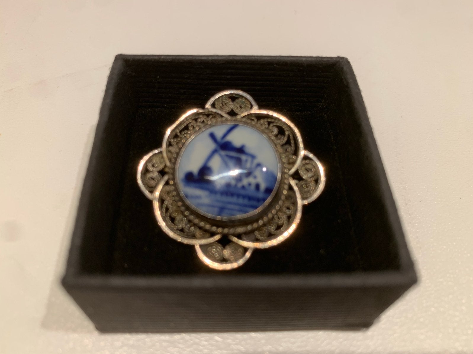 Broche ancienne en argent avec bleu de Delft, Enlèvement ou Envoi, Moins de 4 cm, Utilisé, Argent