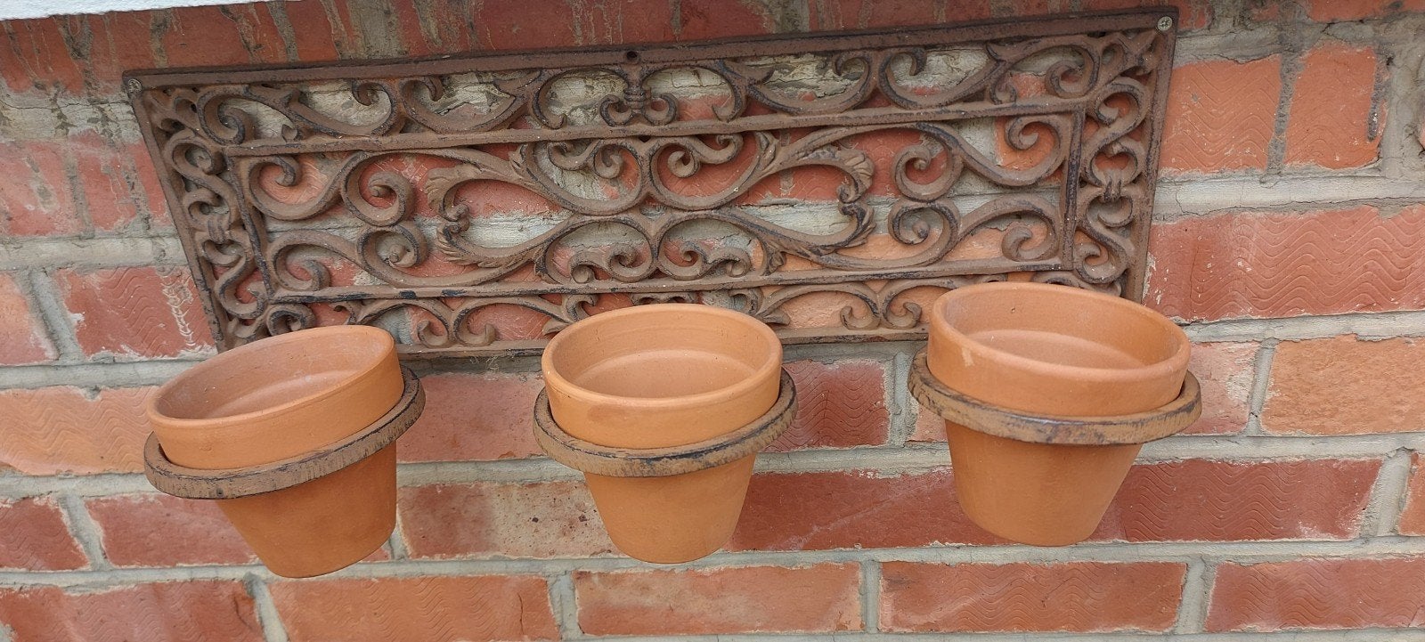 Porte-pots mural en fonte avec 3 pots en terre cuite – Déco, Jardin & Terrasse, Enlèvement, Utilisé
