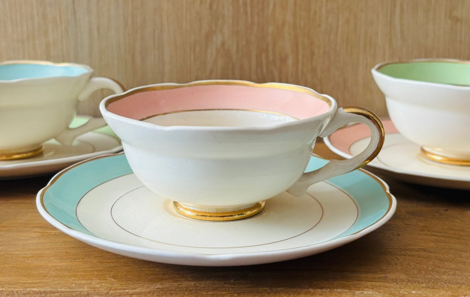 Authentiek 12-delig servies pastel