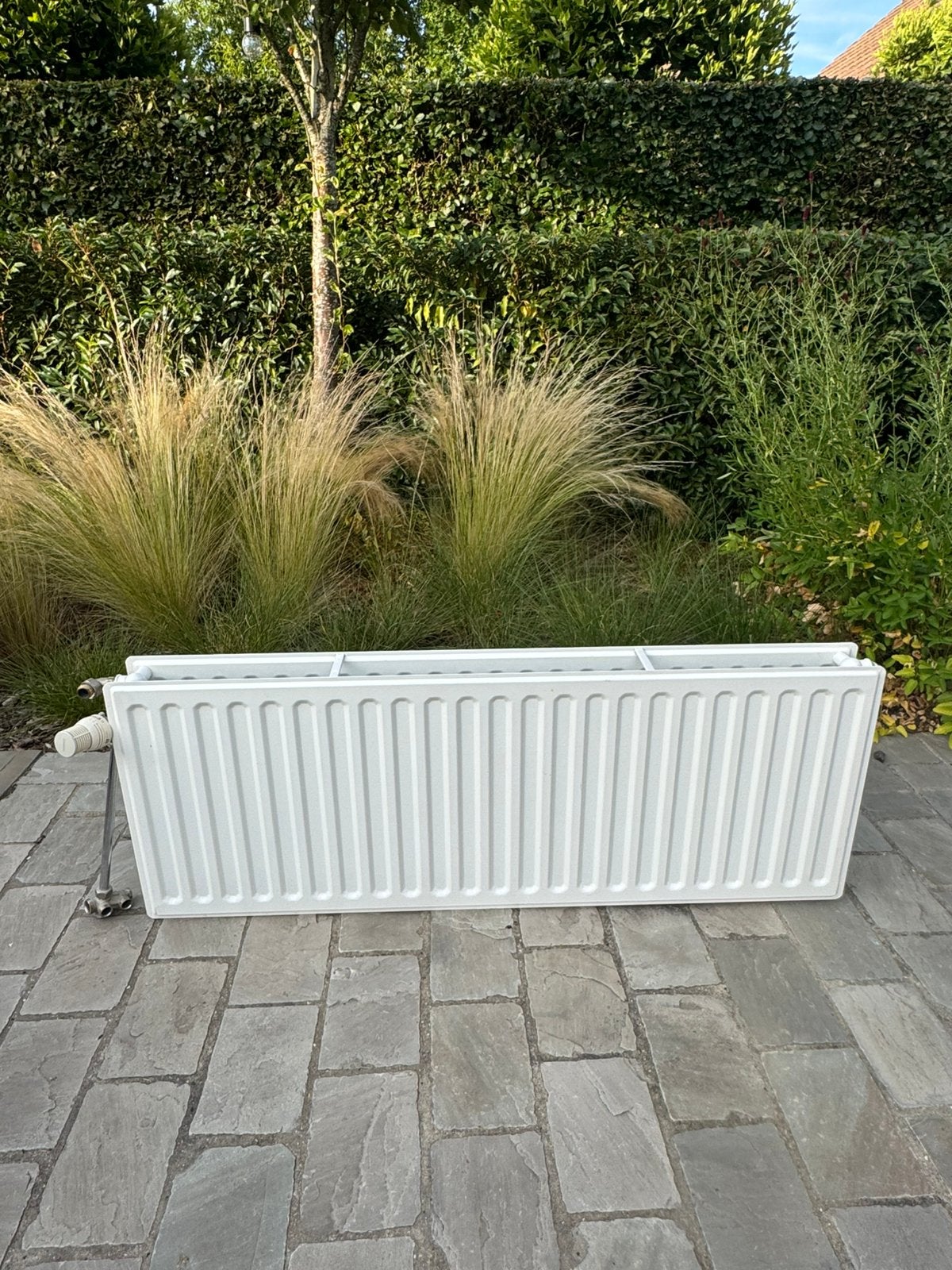 Staalplaat radiator Superia+thermostaatkraan, 800 watts ou plus, Comme neuf, Enlèvement, Radiateur