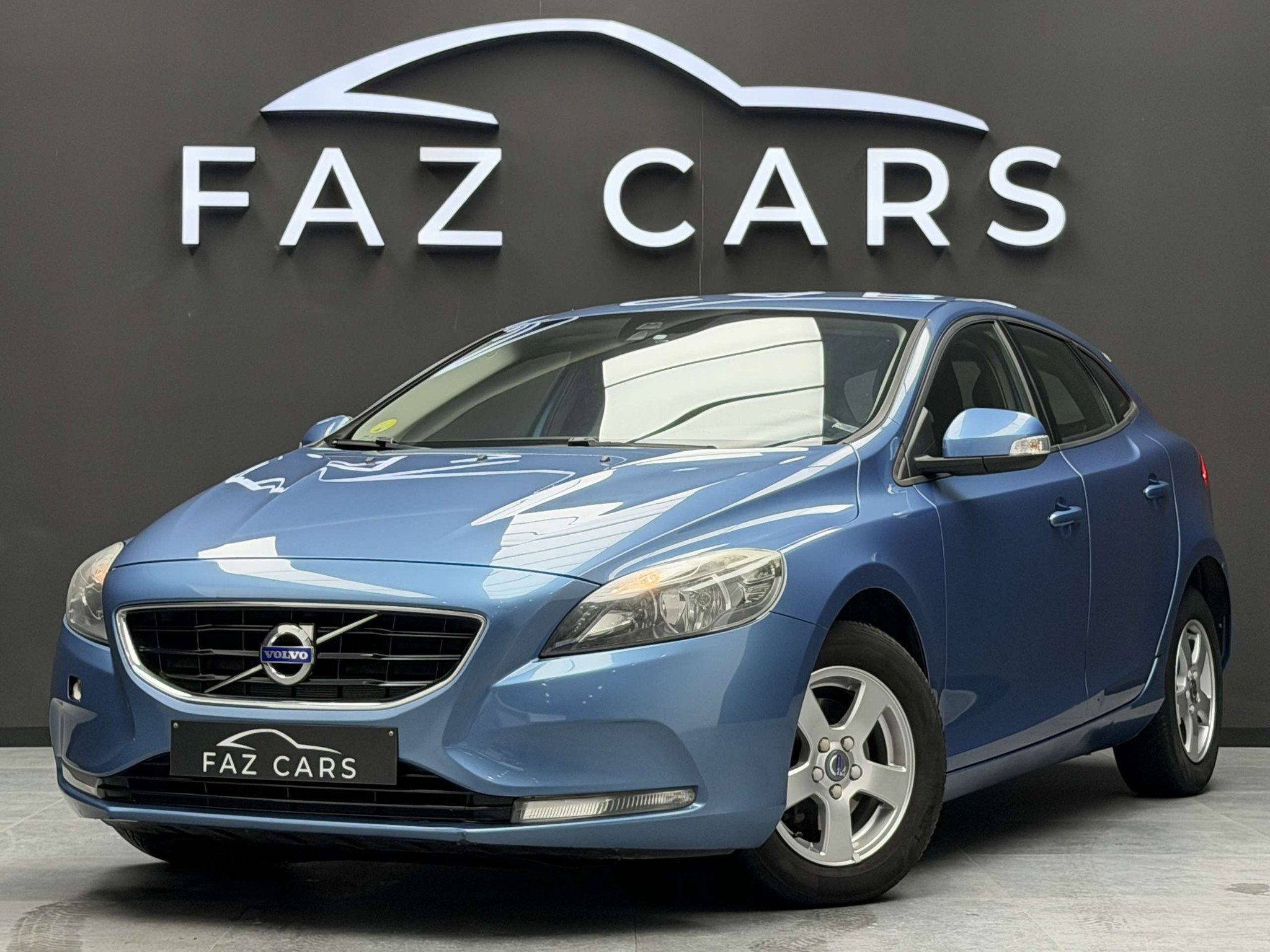 Volvo V40 1.6 D2 * CLIM + GPS + REGU + JANTES + GARANTIE *, Autos, Entreprise, Boîte manuelle, Noir, 5 portes