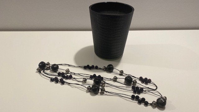 Zwarte halsketting met zwarte en zilverkleurige kralen, Bijoux, Sacs & Beauté, Enlèvement ou Envoi, Utilisé, Noir