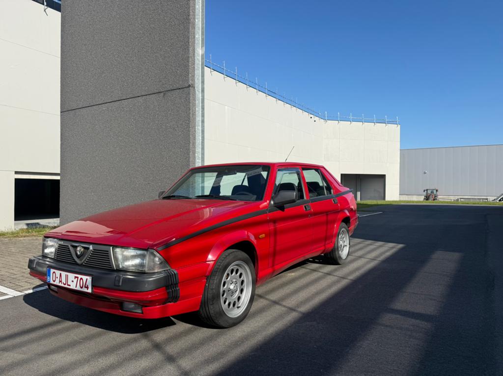 Alfa Romeo 75 3.0 V6 America, Auto's, Alfa Romeo, Bedrijf, Benzine, Berline, 5 deurs, Handgeschakeld, Rood, Grijs, Stof, Achterwielaandrijving