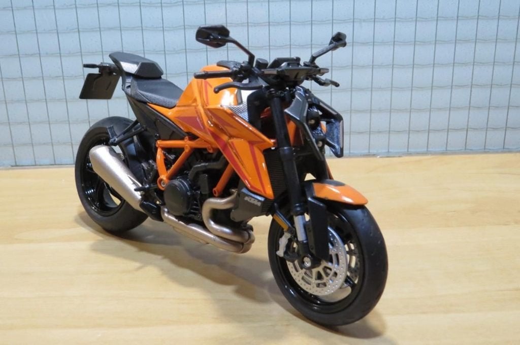 KTM 1390 Super Duke R 1:12 62215, Enlèvement ou Envoi, Neuf, 1:9 à 1:12, Moteur