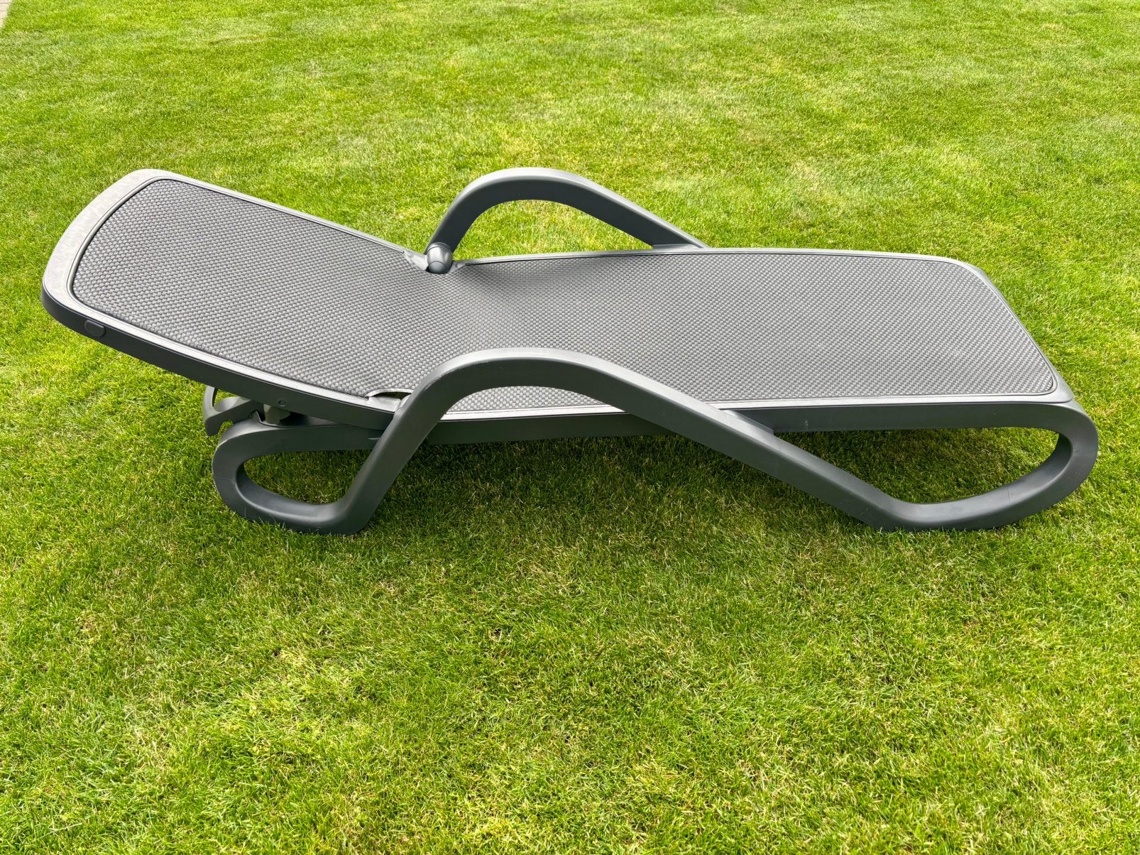 Nardi kwalitatief mooi ligbed antraciet grijs (ligstoel ), Tuin en Terras, Ophalen, Zo goed als nieuw, Kunststof