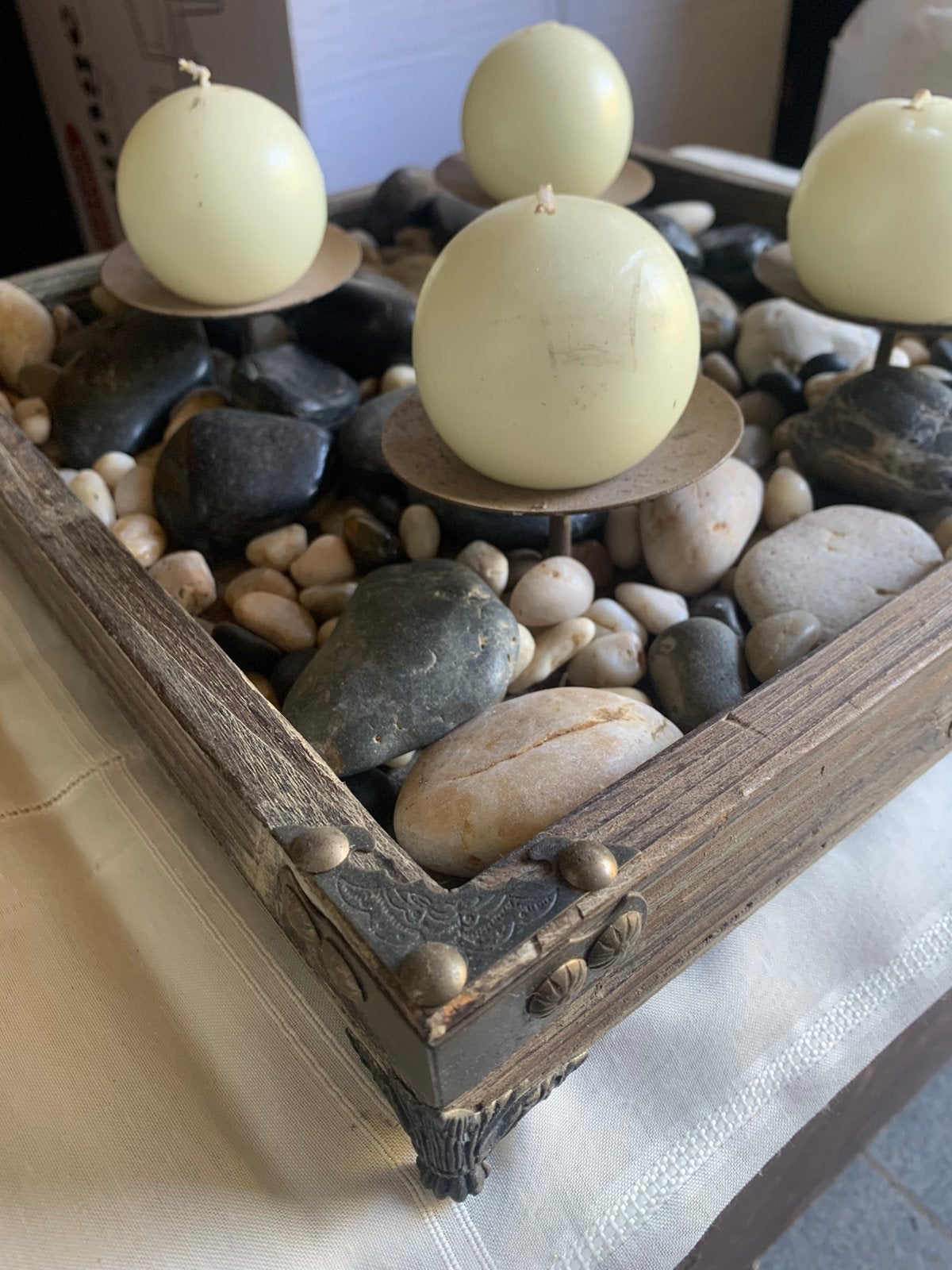 Plateau en bois avec 4 bougies et pierres décoratives, Enlèvement, Comme neuf, Plateau