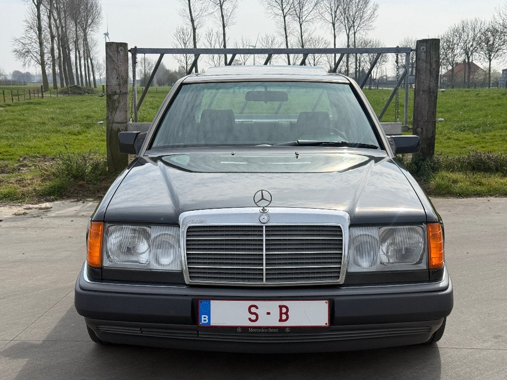 W124 1991 300D Mercedes-Benz OM603 met 184.000 KM, Bluetooth, Argent ou Gris, Achat, Entreprise