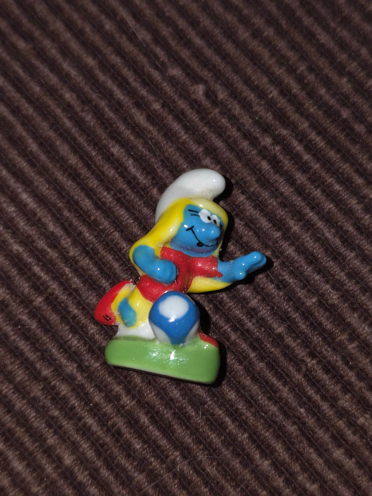 Fève schtroumpfette football, Collections, Schtroumpfs, Comme neuf, Poupée, Figurine ou Peluche, Schtroumpfette, Envoi