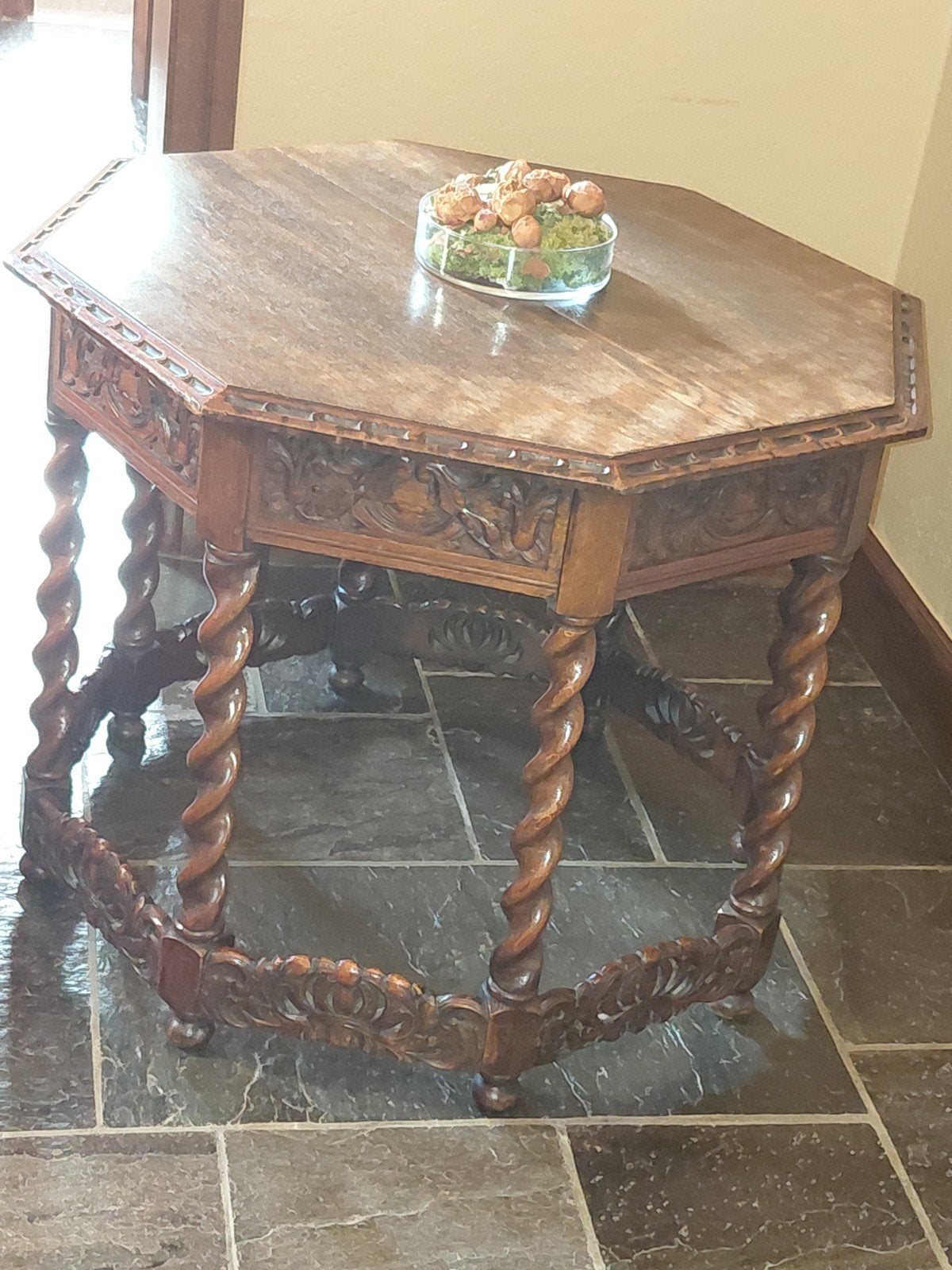 Table d'entrée ancienne avec pieds tournés et découpes, vers, Enlèvement