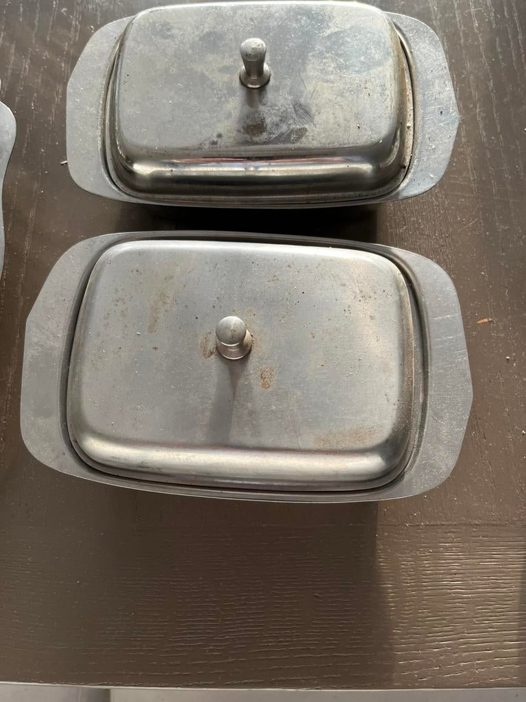 Twee inox botervlootjes, Ophalen