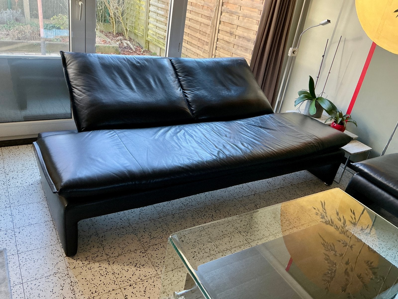 Zwart lederen zetel en voetenbank met salontafel., Enlèvement, Comme neuf, Cuir, Design