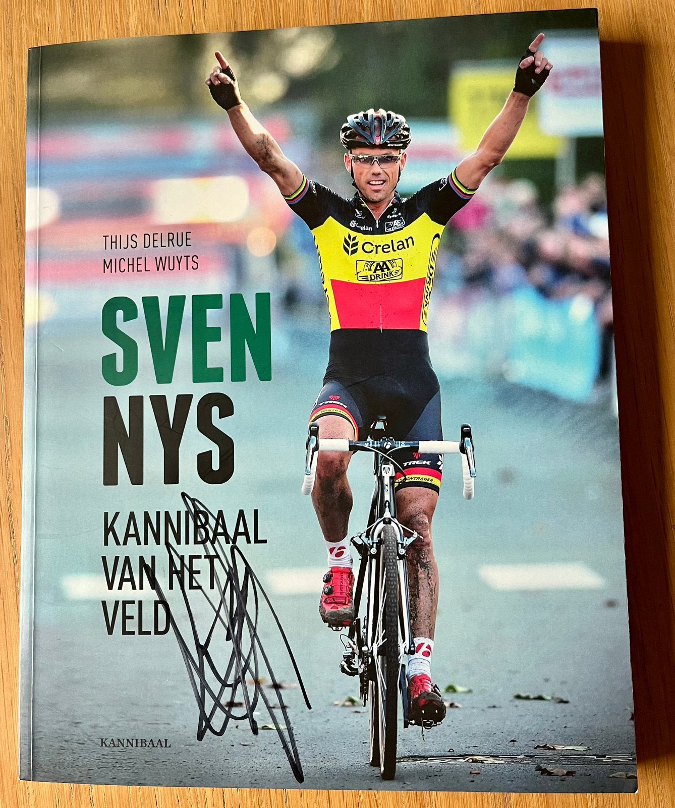 Set boek en promotiekaart Sven Nys - authentiek gesigneerd, Ophalen, Zo goed als nieuw