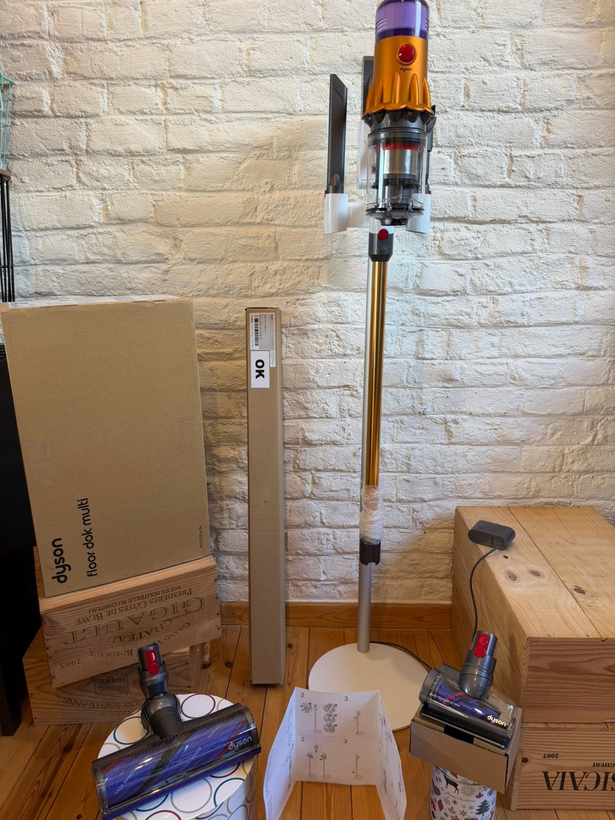 Dyson V12 en parfait état avec station de recharge inclus, Réservoir, Aspirateur balai, Comme neuf, Dyson