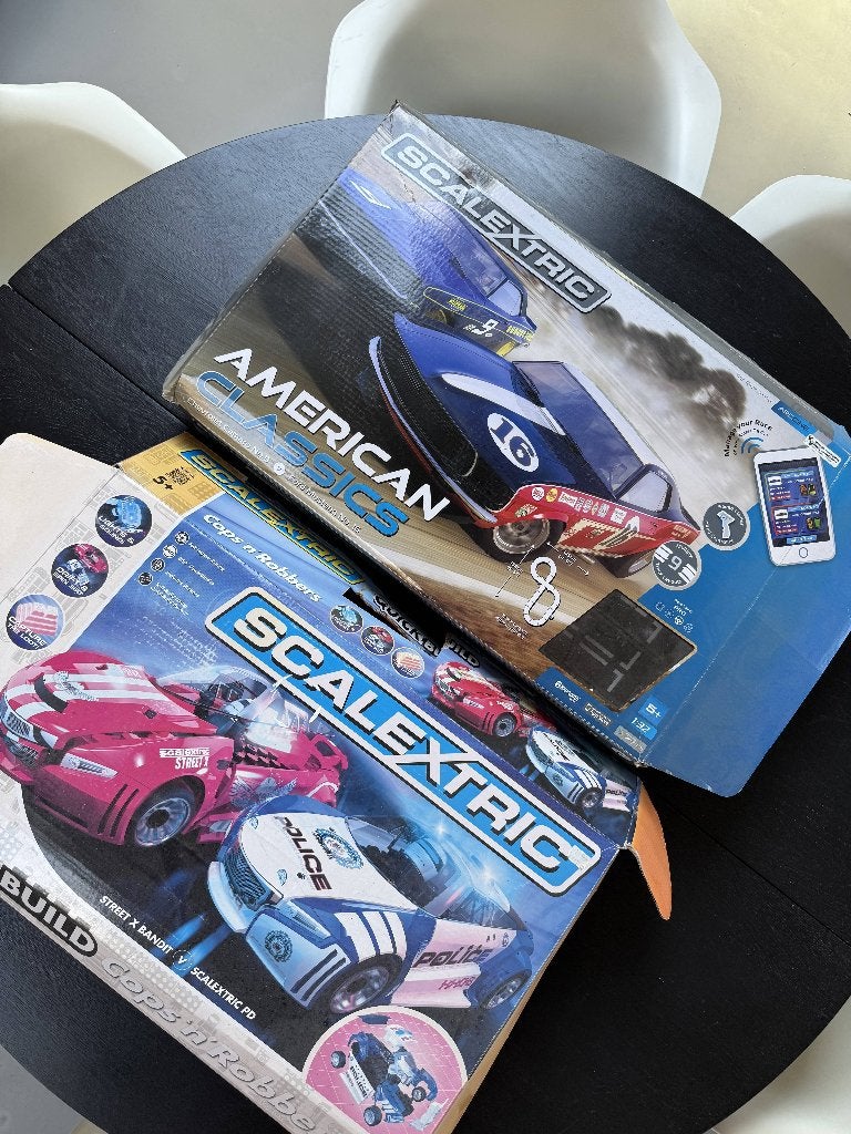2 complete Scalextric racebanen + diverse auto’s, Enfants & Bébés, Électrique, Enlèvement, À monter soi-même, Circuit