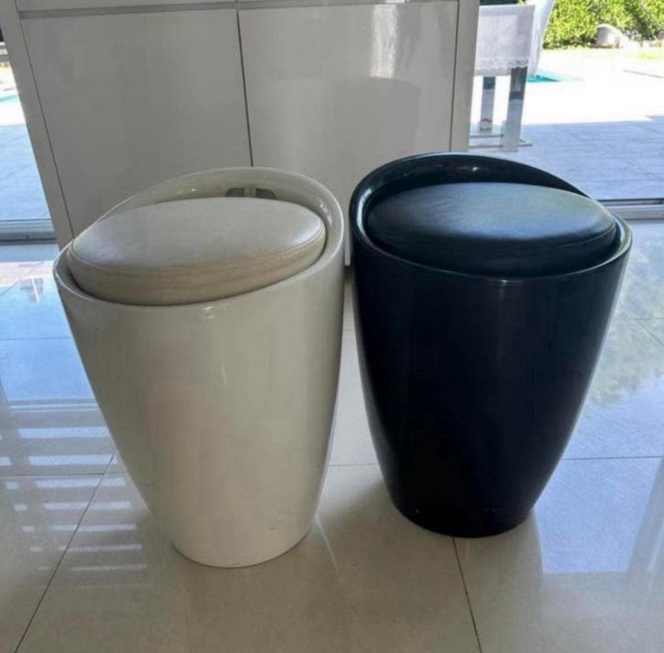 Lot de 2 tabourets design avec rangement – noir & blanc, Ophalen, Zo goed als nieuw