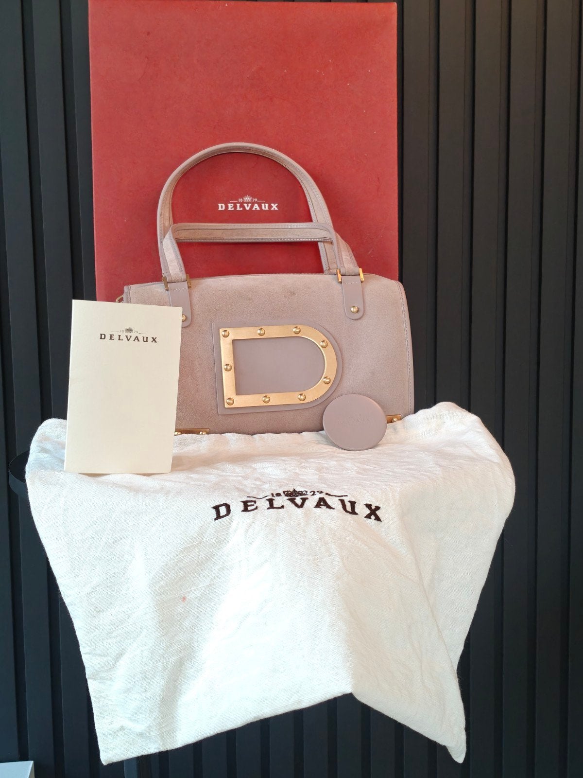 Delvaux le Astrid MM, Ophalen