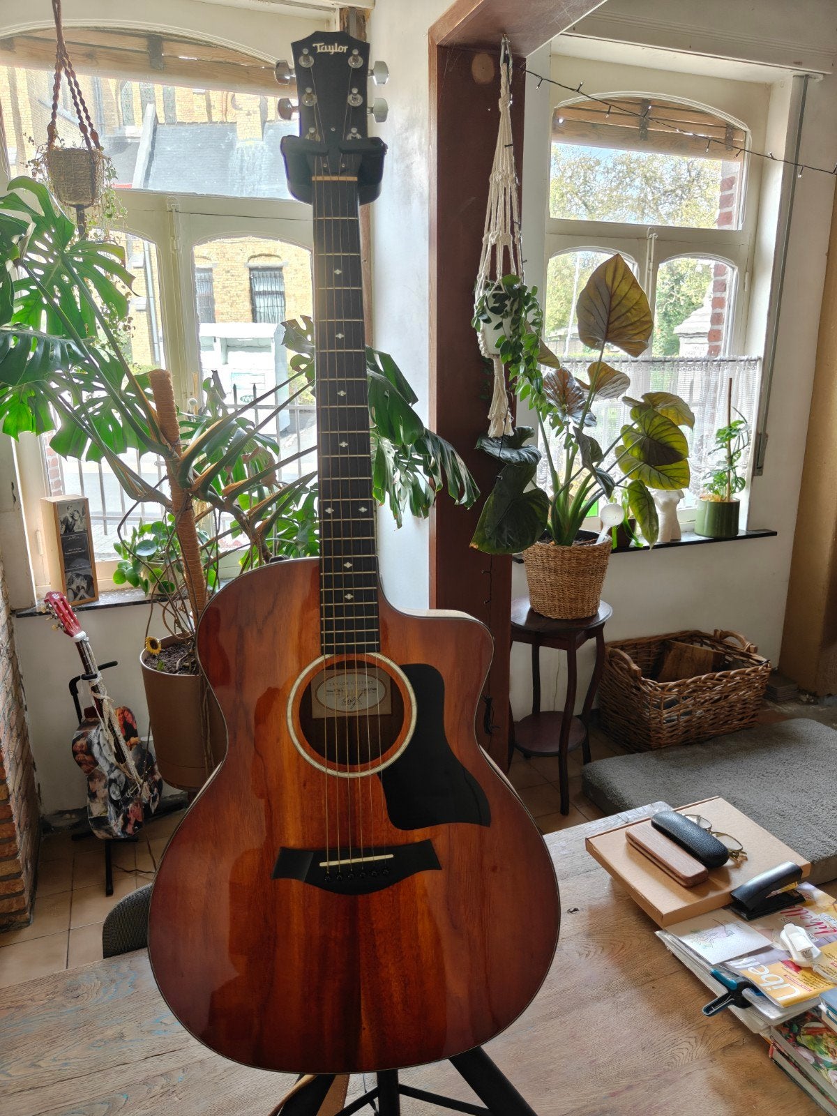 Taylor KOA 224 CE semi~akoestisch, Enlèvement, Utilisé, Guitare Western ou Guitare Folk, Avec valise