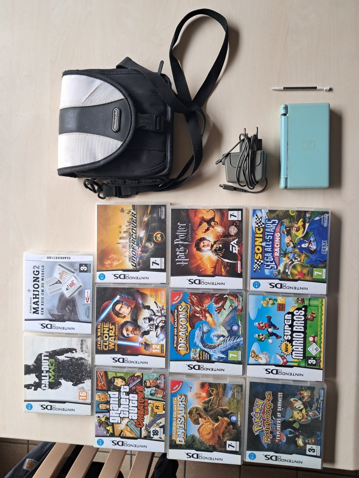Nintendo DS met 10 games en opbergtas, 2 touchpennen, Games en Spelcomputers, Spelcomputers | Nintendo DS, Ophalen