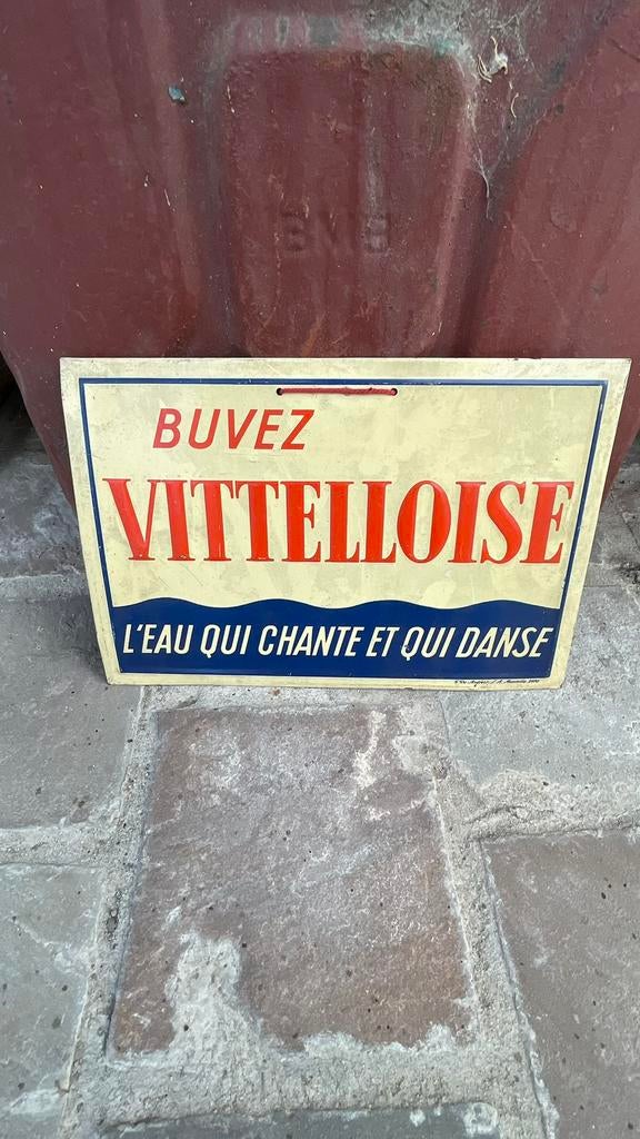 Assiette en fer blanc Vittel., Enlèvement ou Envoi, Comme neuf, Panneau publicitaire