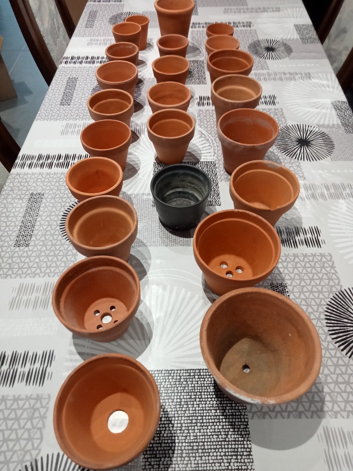 24 Pots de fleurs en grès,Prix 45€ Le tout.