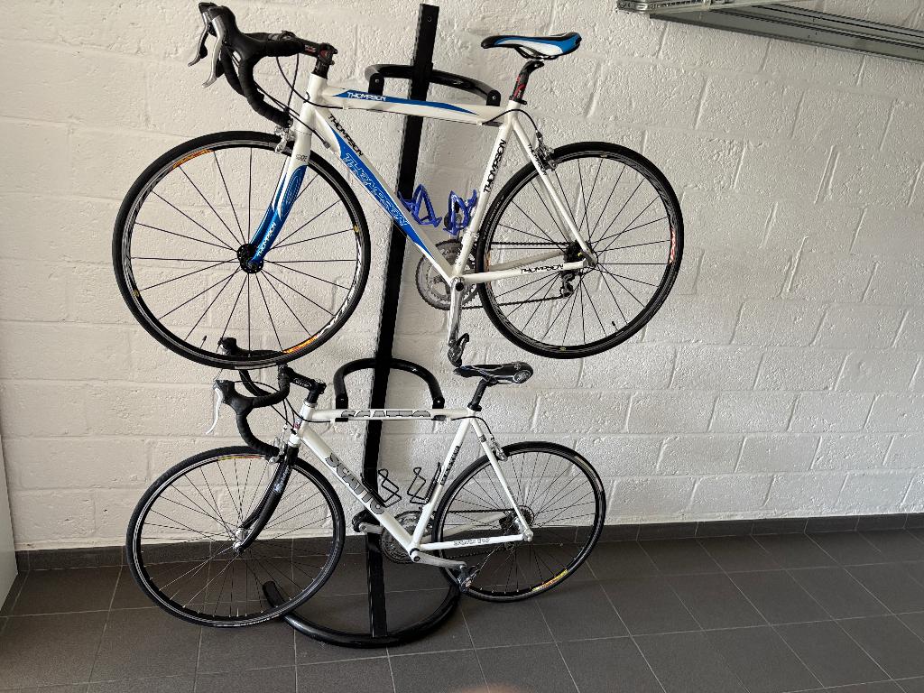 Fiets wandrek staander voor 2 fietsen op te hangen, Fietsen en Brommers, Fietsaccessoires | Fietsenrekken, Zo goed als nieuw, Ophalen