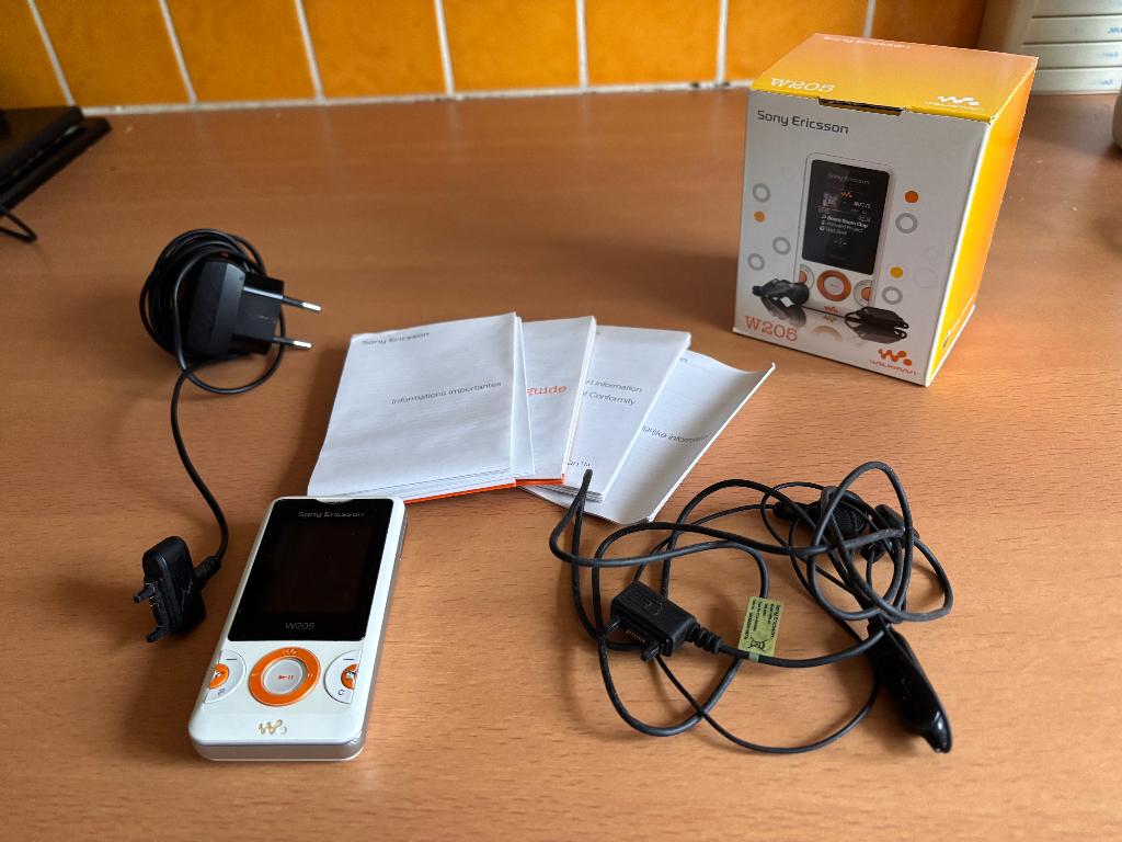 Téléphone Sony Ericsson W205 avec accessoires, Télécoms, Modèle coulissant, Enlèvement ou Envoi, Clavier physique, Ne fonctionne pas