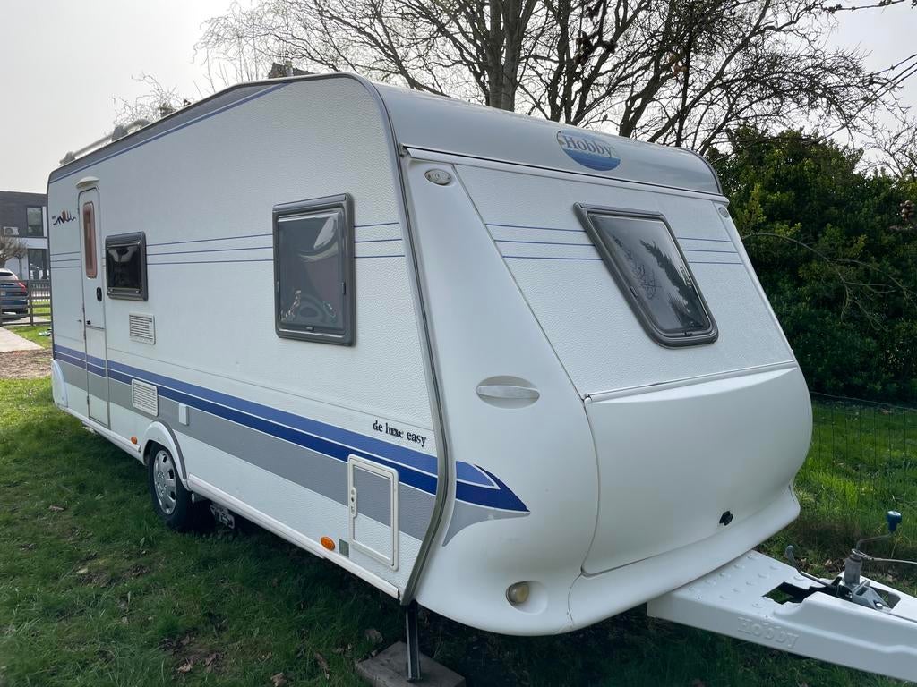 Hobby De Luxe 500 KMFE met ruime voortent en mover, Caravanes & Camping, Caravanes, Particulier, jusqu'à 6, 1000 - 1250 kg, Siège de train