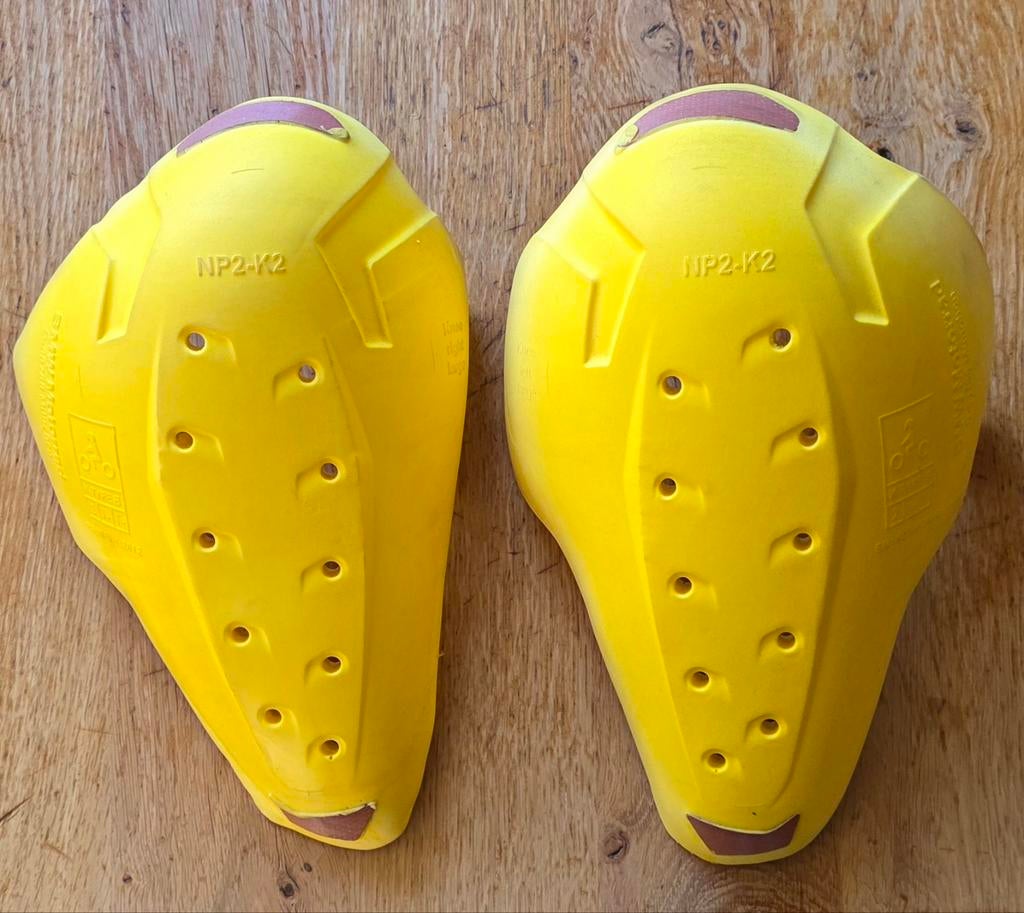 BMW knieprotectors, Ophalen