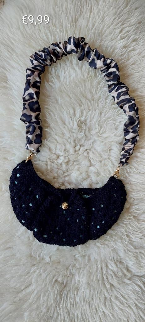 Halfronde gehaakte tas met luipaardprint hengsel, Handtassen en Accessoires, Kettingen, Ophalen of Verzenden, Zwart