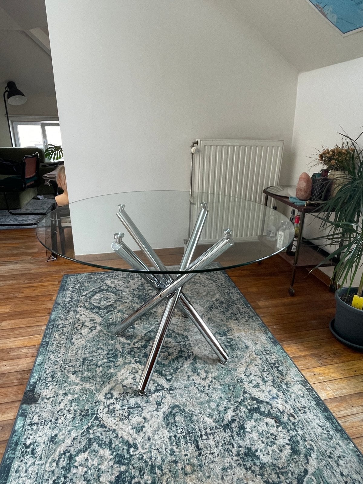 Table ronde en verre avec pieds chrome, Maison & Meubles, 100 à 150 cm, Quatre personnes, Rond, Comme neuf